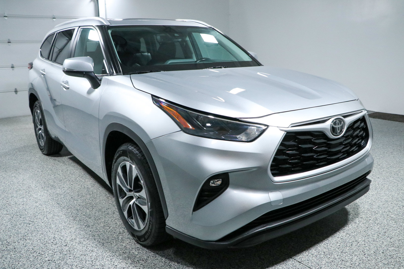 Used 2023 Toyota Highlander XLE FWD image 5