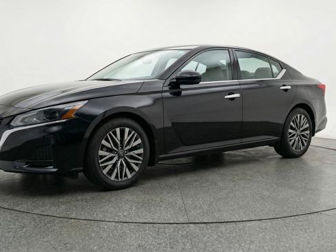 Used 2025 Nissan Altima 2.5 SV image 3