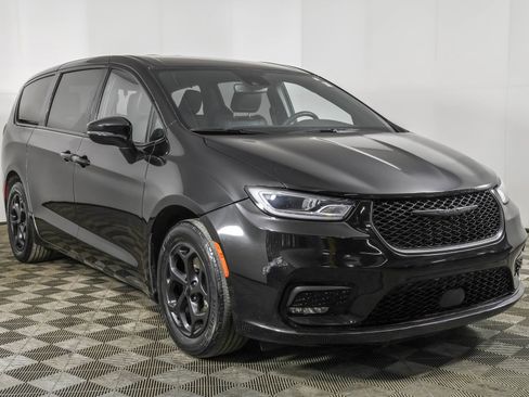 Used 2022 Chrysler Pacifica Touring-L w/ S Appearance Package image 10