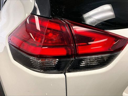 Used 2017 Nissan Rogue SV image 28