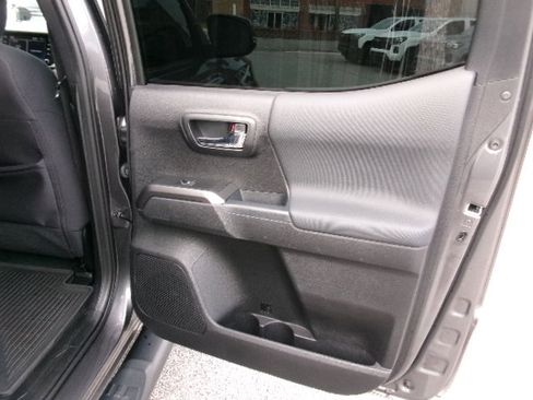 Used 2021 Toyota Tacoma TRD Sport w/ Technology Package image 13