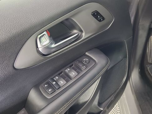 Used 2025 Chrysler Pacifica Select FWD image 17