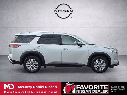 Used 2025 Nissan Pathfinder SL FWD image 6