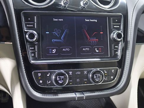 Used 2017 Bentley Bentayga AWD/4WD image 28