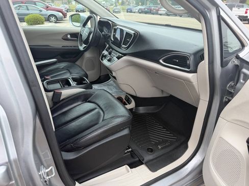 Used 2017 Chrysler Pacifica Touring-L FWD image 16