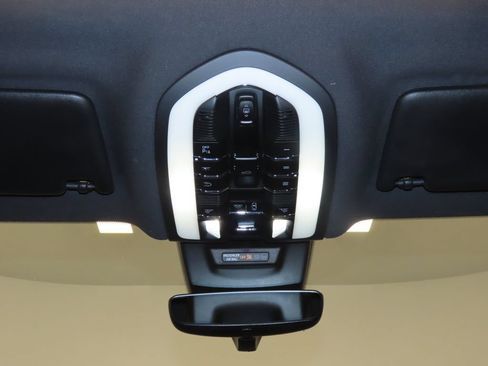 Certified 2022 Porsche Macan AWD/4WD image 30