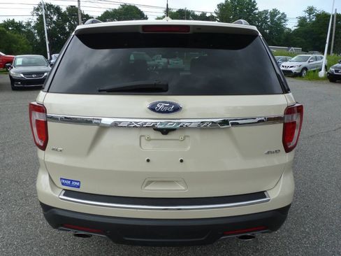 Used 2018 Ford Explorer XLT w/ Equipment Group 202A AWD/4WD image 8