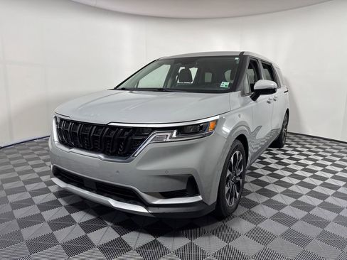 Used 2022 Kia Carnival EX image 1
