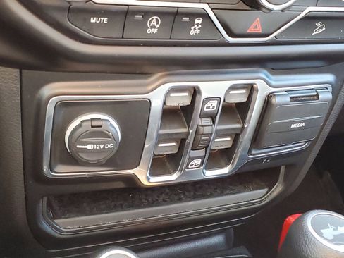 Used 2020 Jeep Wrangler Unlimited Sahara image 27