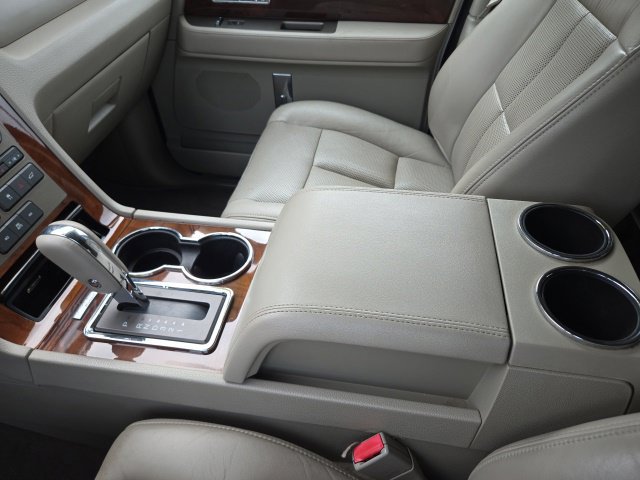Used 2011 Lincoln Navigator 4WD image 26