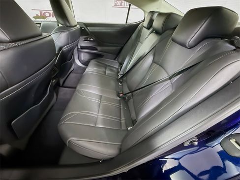 Used 2022 Lexus ES 300h w/ Luxury Package image 29