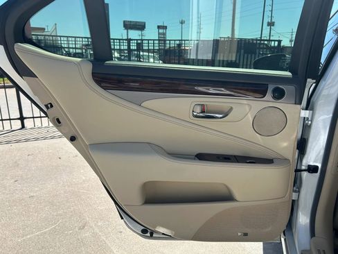 Used 2013 Lexus LS 460 w/ Comfort Pkg RWD image 17