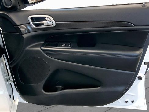 Used 2018 Jeep Grand Cherokee Altitude RWD image 23