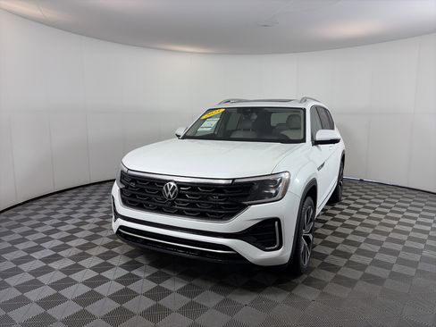 Used 2025 Volkswagen Atlas SEL Premium R-Line image 2