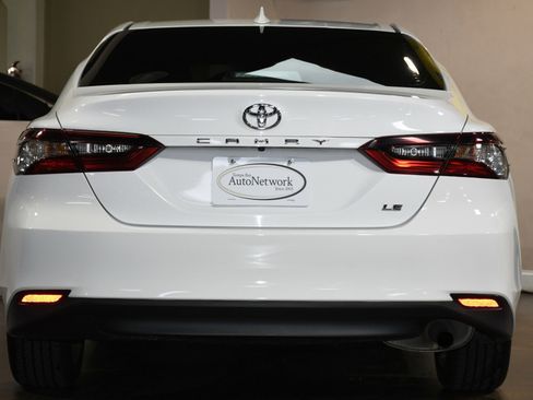 Used 2021 Toyota Camry LE image 2