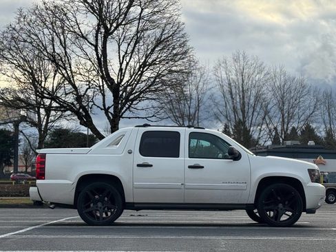 Used 2013 Chevrolet Avalanche LTZ image 6