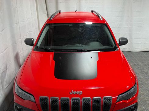 Used 2019 Jeep Cherokee Trailhawk w/ Comfort/Convenience Group AWD/4WD image 3