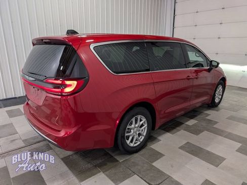 Used 2025 Chrysler Pacifica Select FWD image 4