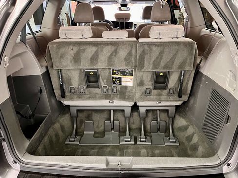 Used 2018 Toyota Sienna LE image 18