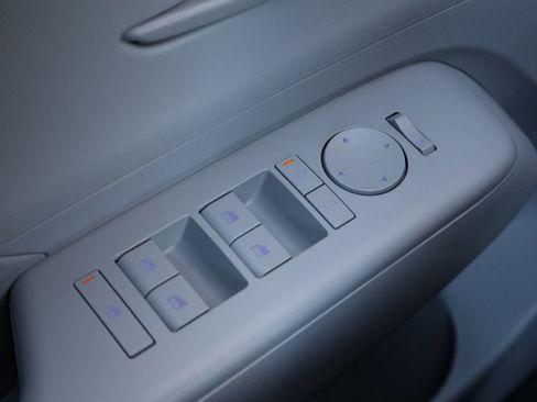 Used 2025 Hyundai Kona SEL image 31