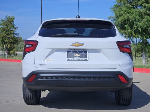 New 2026 Chevrolet Trax LS w/ LS Convenience Package FWD image 8