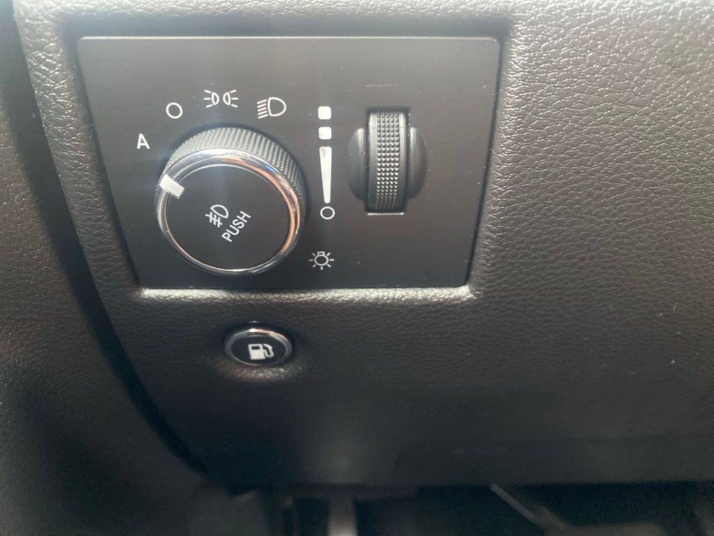 Used 2020 Jeep Grand Cherokee Limited w/ Luxury Group II RWD image 24