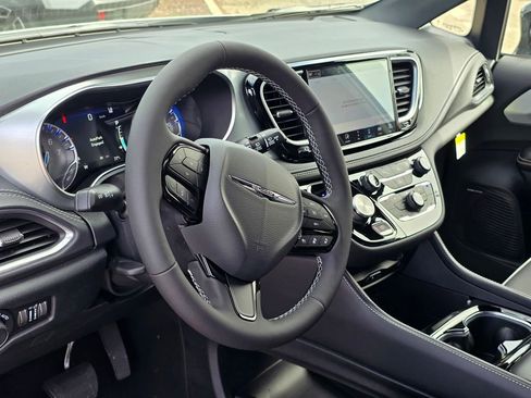 New 2026 Chrysler Pacifica Limited w/ Uconnect Theater Family Group image 7