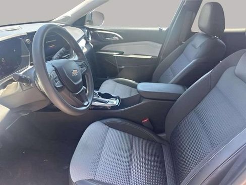 Used 2025 Chevrolet Trax LT FWD image 7