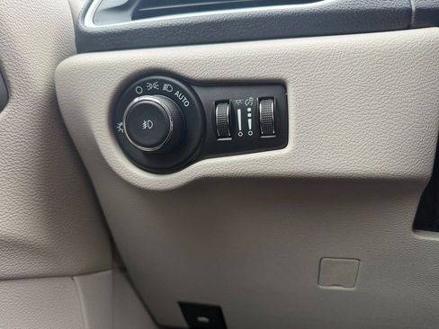 Certified 2024 Chrysler Pacifica Select image 19