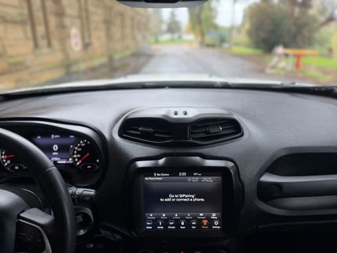 Used 2018 Jeep Renegade Latitude w/ UConnect 8.4 Nav Group image 18