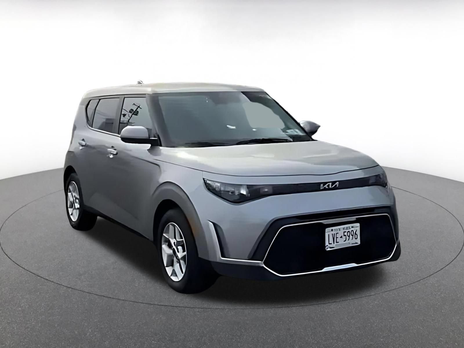 Used 2025 Kia Soul LX w/ LX Technology Package FWD image 2