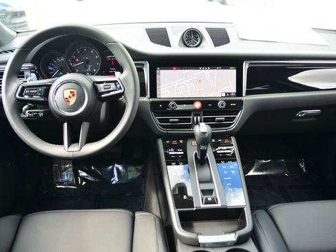 Certified 2026 Porsche Macan AWD/4WD image 15