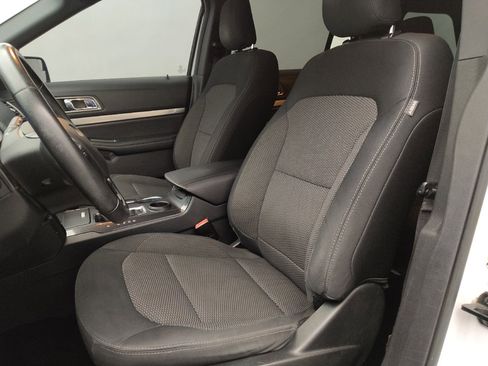 Used 2019 Ford Explorer XLT FWD image 17
