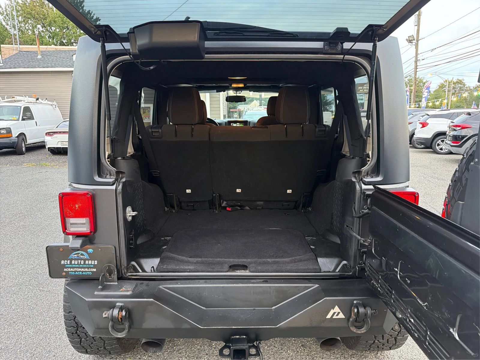 Used 2017 Jeep Wrangler Unlimited Sahara AWD/4WD image 11