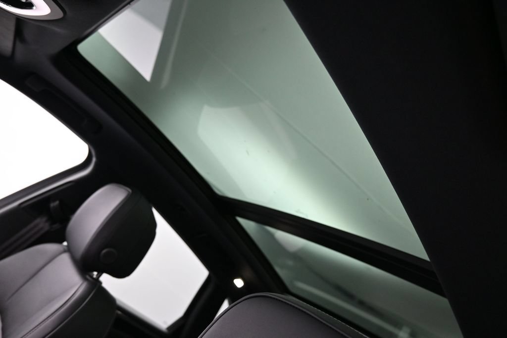 Certified 2026 Porsche Macan AWD/4WD image 9