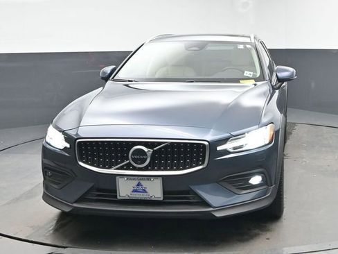 Used 2023 Volvo V60 B5 Cross Country Plus image 3