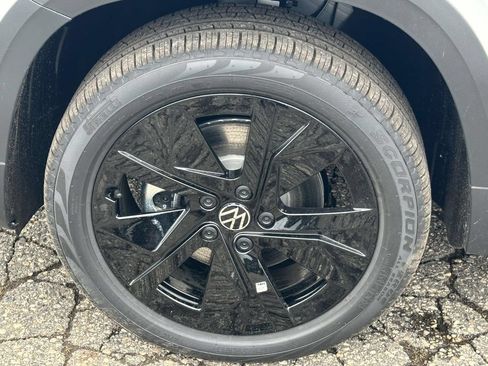 New 2026 Volkswagen Taos SE FWD image 7