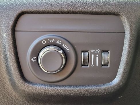 Used 2024 Jeep Grand Cherokee Altitude AWD/4WD image 9