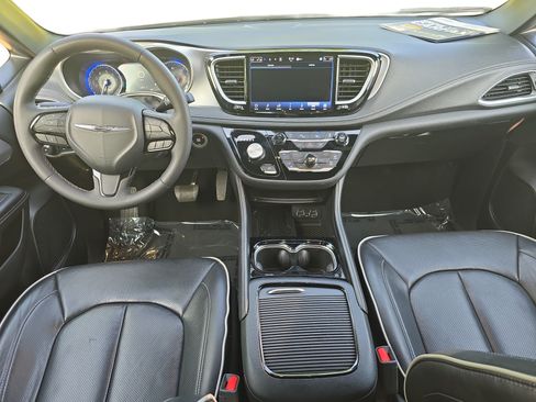Used 2025 Chrysler Pacifica Limited FWD image 9
