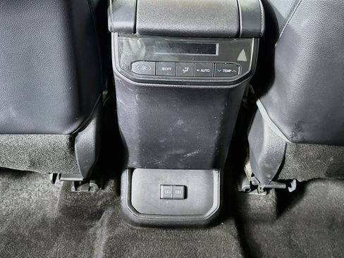 Used 2023 Toyota Highlander XLE AWD/4WD image 26