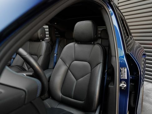 Certified 2025 Porsche Macan AWD/4WD image 5