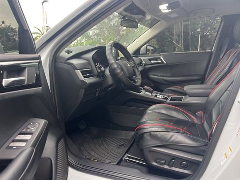 Used 2024 Mitsubishi Outlander FWD image 22