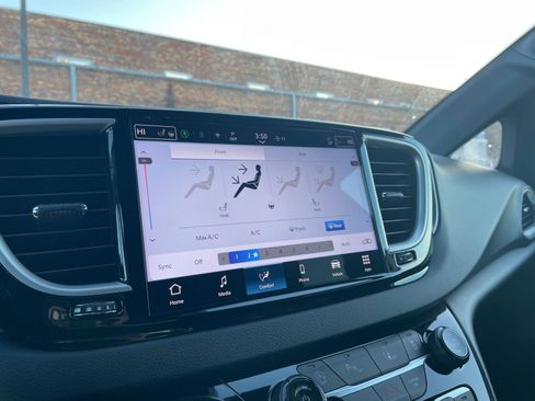 Used 2025 Chrysler Pacifica Select image 20