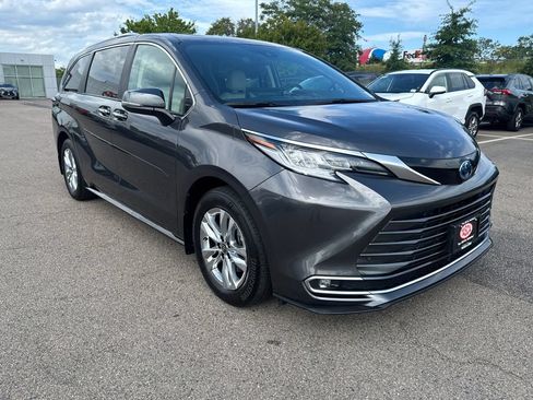 Used 2025 Toyota Sienna Limited AWD/4WD image 9