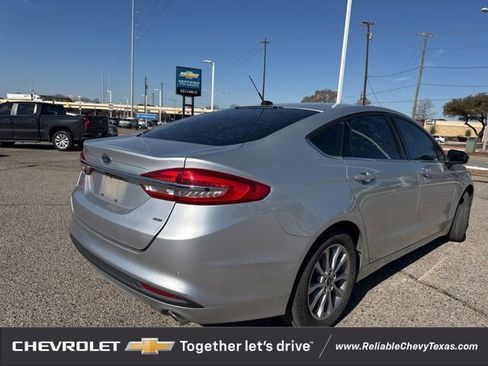 Used 2017 Ford Fusion SE w/ Fusion SE Technology Package image 8
