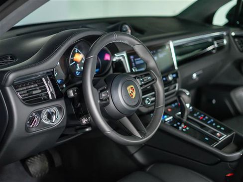 Certified 2026 Porsche Macan AWD/4WD image 21