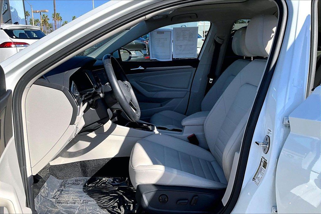 Used 2024 Volkswagen Jetta SE w/ Panoramic Sunroof Package FWD image 14