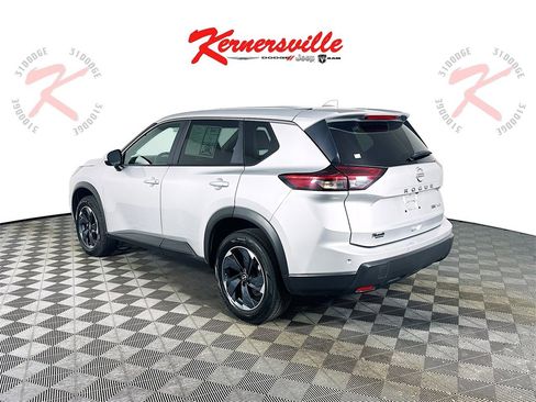 Used 2024 Nissan Rogue SV image 5