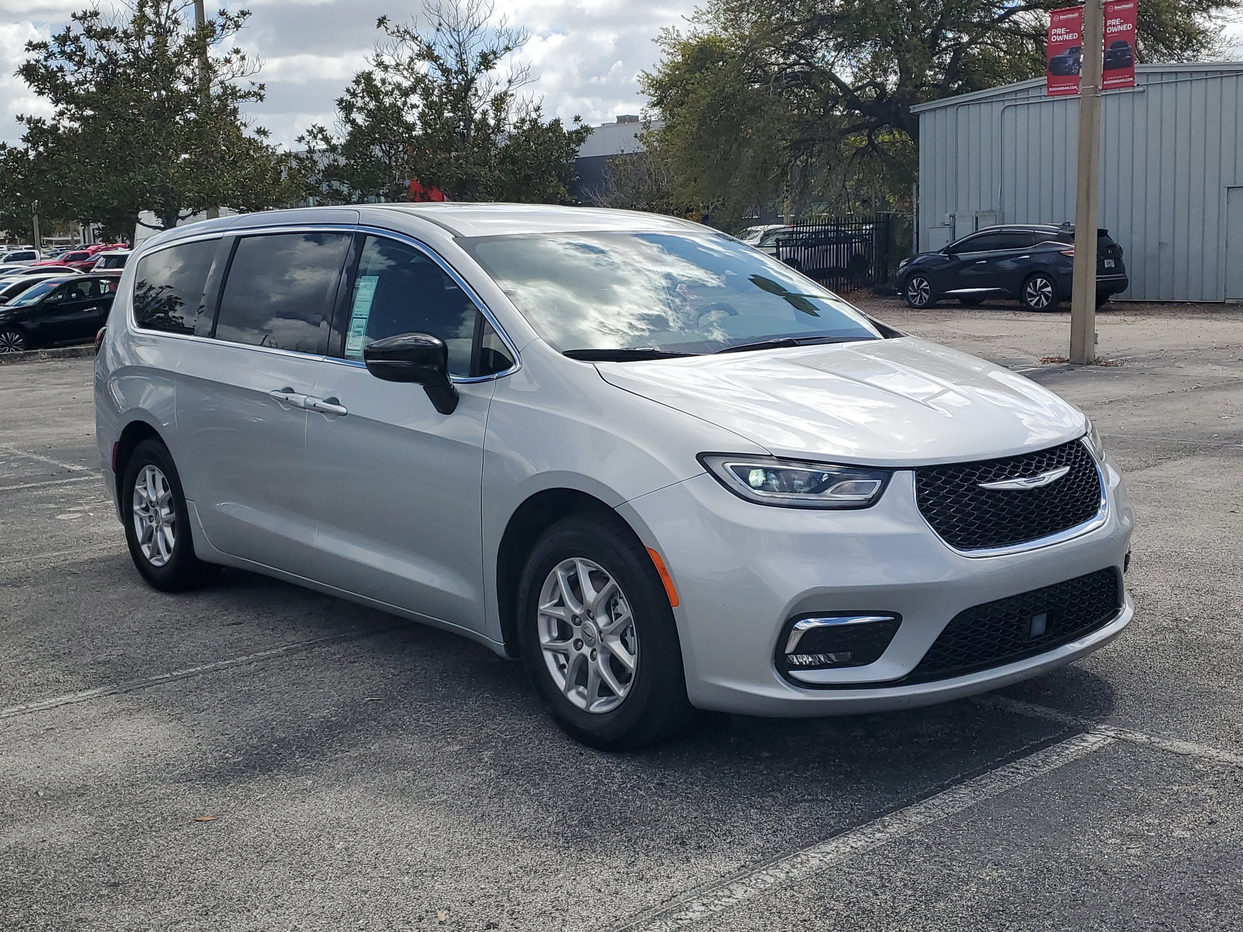 Used 2024 Chrysler Pacifica Touring-L FWD image 3