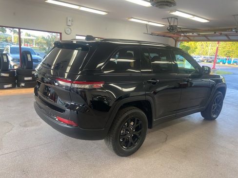 New 2025 Jeep Grand Cherokee Altitude image 15